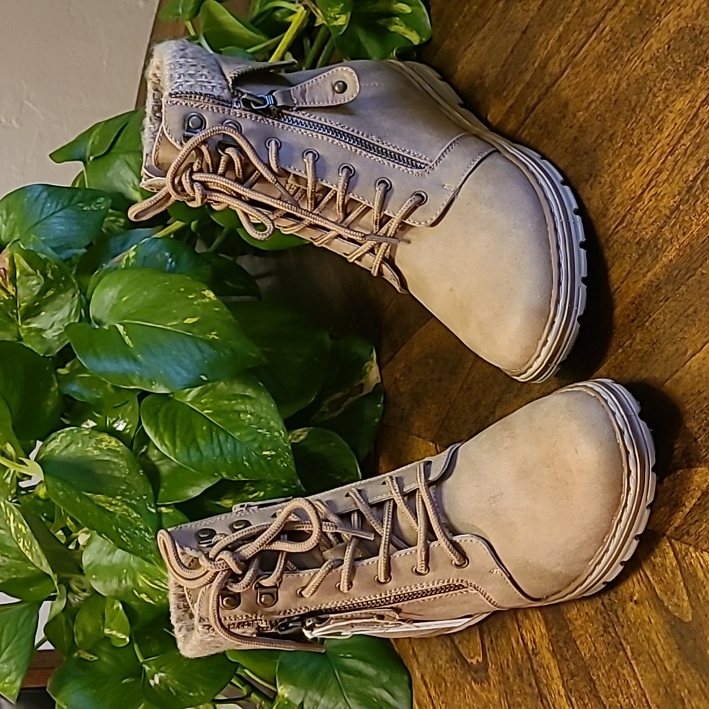 Cliffs Kaylee Lace up boots